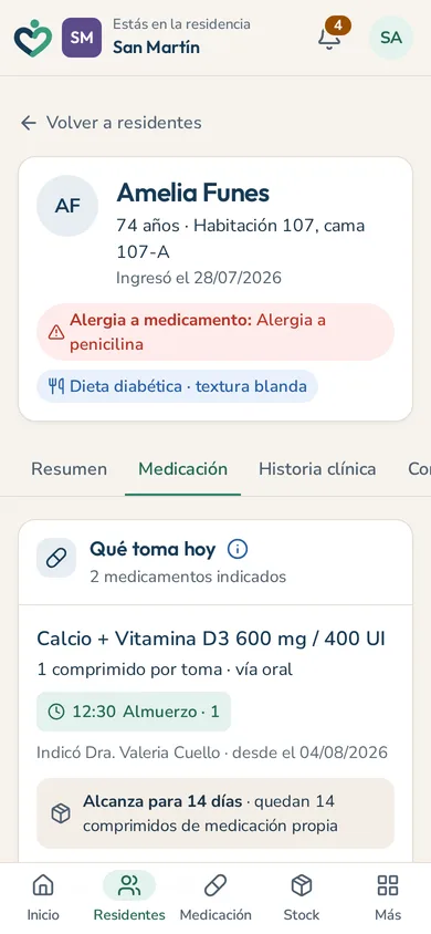Ficha de una residente en el celular de una enfermera: la alergia a la penicilina y la dieta aparecen arriba de todo, antes de lo que toma hoy.